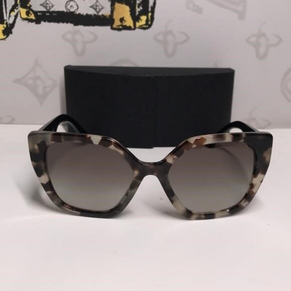 New Authentic Prada SPR 24X UAO-0A7 Women’s Sunglasses – Leopard Print - Picture 6 of 11
